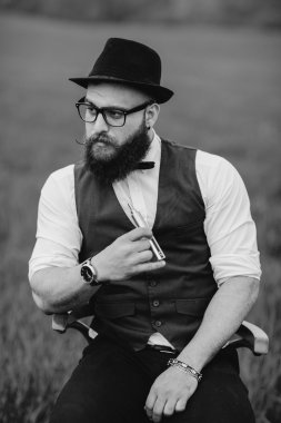 sakallı adam vaping