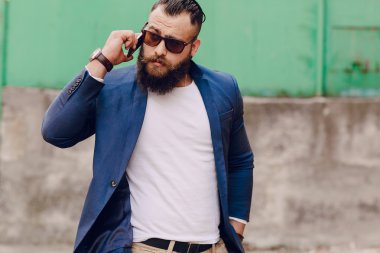 bir milyoner gibi görünüyor yalnız sakallı adam