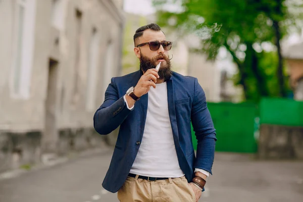 Skäggig man med e-cigarett — Stockfoto