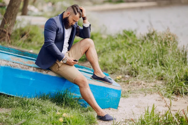 Bebaarde man op de boot — Stockfoto