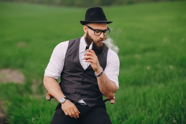 Vaping бородатого мужчини — стокове фото