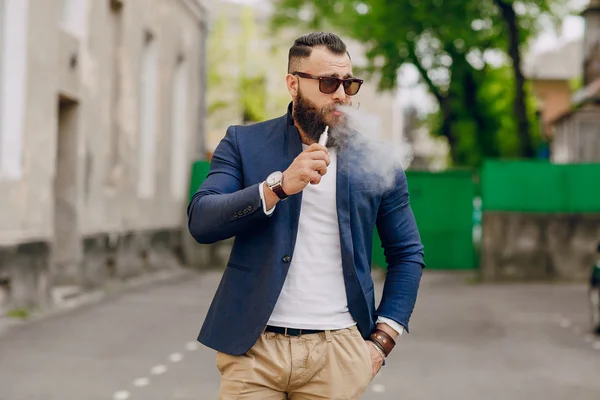 Hombre barbudo con cigarrillo electrónico Imagen De Stock