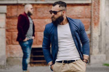İki sakallı erkek moda