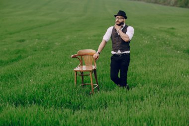 Yalnız sakallı adam 
