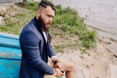 Teknede sakallı adam