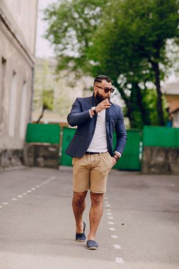 e-sigara ile sakallı adam