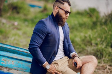 Teknede sakallı adam