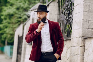 e-sigara ile sakallı adam