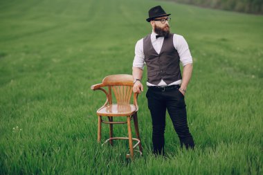 Yalnız sakallı adam 