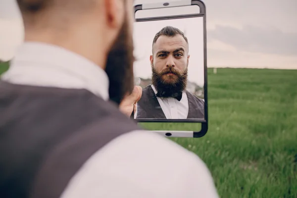 O homem se importa com sua barba — Fotografia de Stock