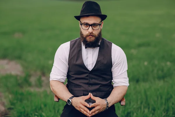 Baard man in veld lonley — Stockfoto