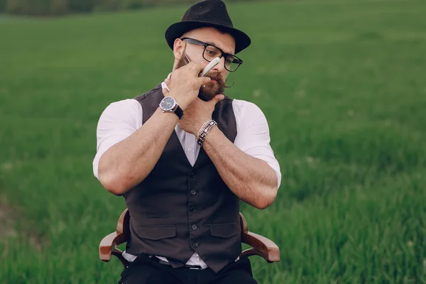 El hombre cuida su barba — Foto de Stock