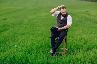 Yalnız sakallı adam 