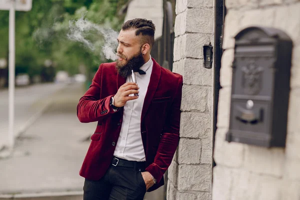 Uomo barbuto con sigaretta elettronica — Foto Stock