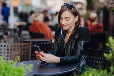 güzel kız becerikli alet hoşlanır