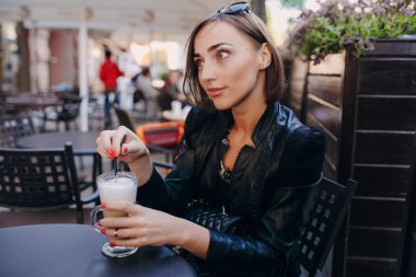 güzel kız bir kafede bir kapuçino içmek