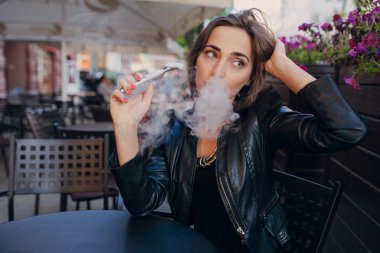 güzel göz alıcı esmer duman elektronik sigara