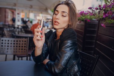 güzel göz alıcı esmer duman elektronik sigara