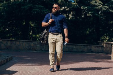 sakallı adam seyahat harita