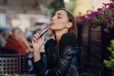 güzel göz alıcı esmer duman elektronik sigara