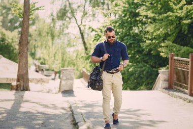 sakallı adam seyahat harita