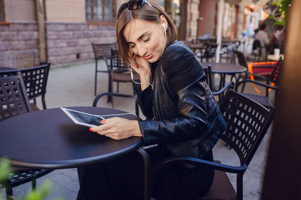 Mooi meisje geniet gadgets — Stockfoto