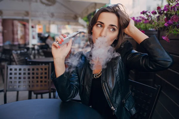 Beautiful glamorous brunette smoke electronic cigarette — Stock Photo, Image