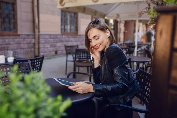 Mooi meisje geniet gadgets — Stockfoto