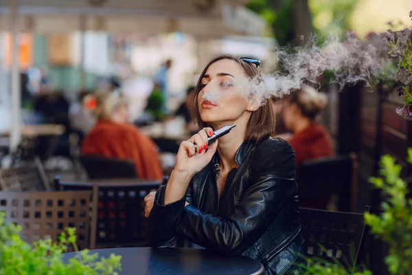 Beautiful glamorous brunette smoke electronic cigarette — Stock Photo, Image