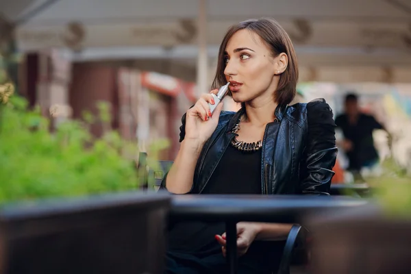 Beautiful glamorous brunette smoke electronic cigarette — Stock Photo, Image