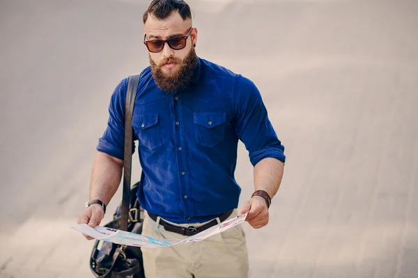 Bearded man travels with map — Stock Photo, Image