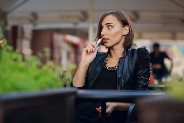 Beautiful glamorous brunette smoke electronic cigarette — Stock Photo, Image