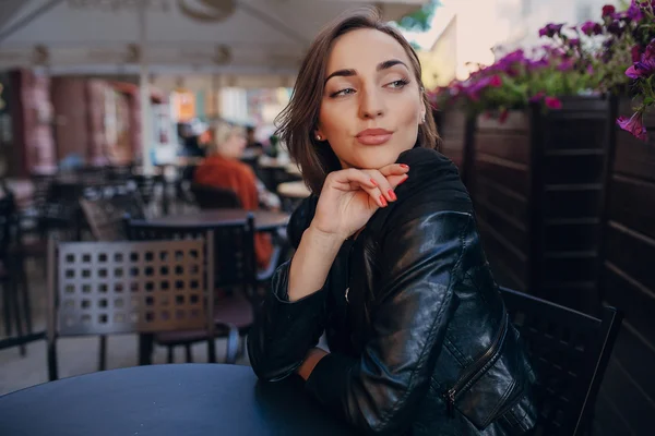 Красивая девушка сидит в кафе — стоковое фото