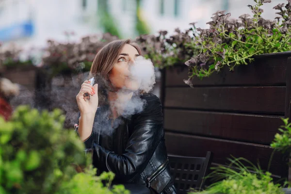 Beautiful glamorous brunette smoke electronic cigarette — Stock Photo, Image