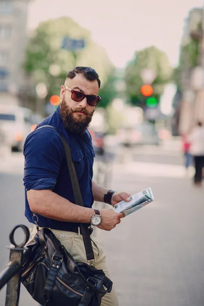 Barbudo hombre viaja con mapa — Foto de Stock