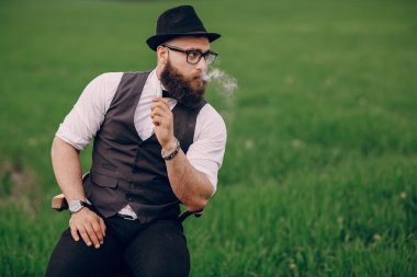 sakallı adam vaping
