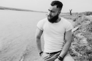 serinlemek sakallı adam