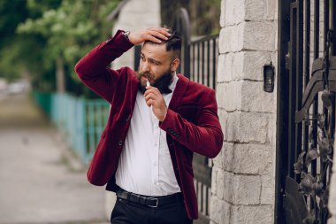 e-sigara ile sakallı adam