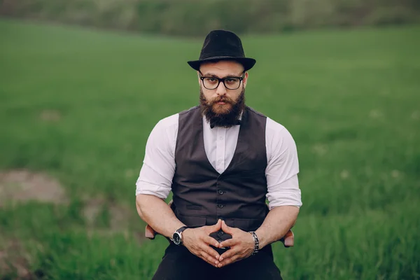 Barba hombre en campo lonley — Foto de Stock