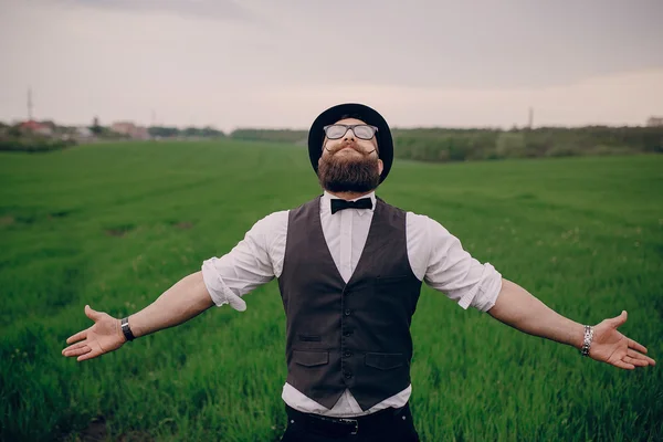 Barba homem no campo lonley — Fotografia de Stock