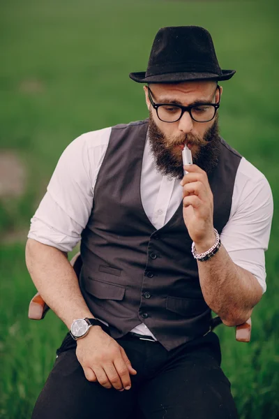 Hombre barbudo vapeando — Foto de Stock