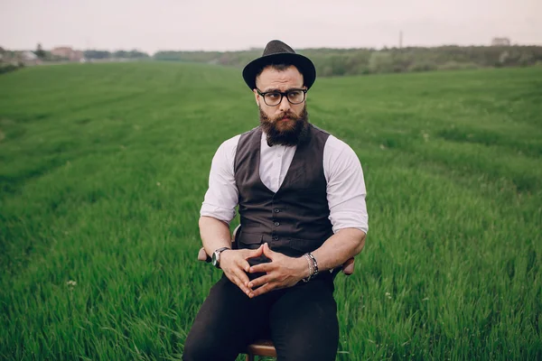 Barba hombre en campo lonley — Foto de Stock