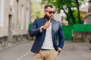 e-sigara ile sakallı adam