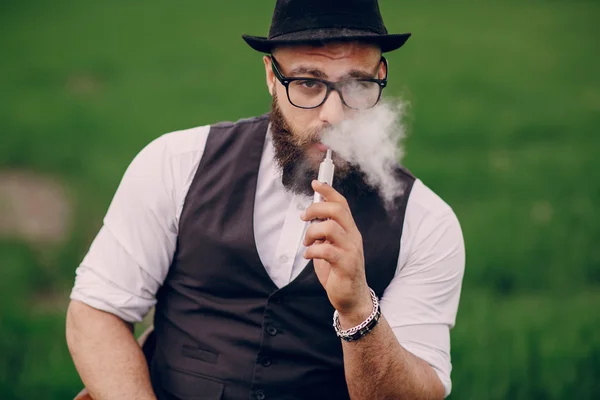 Bearded man vaping — Stock Photo, Image