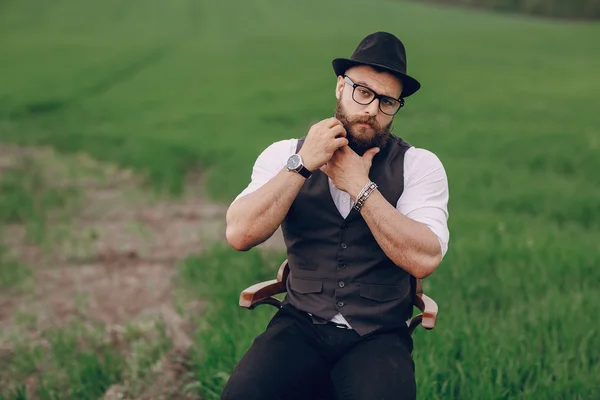 El hombre cuida su barba — Foto de Stock