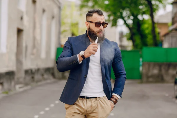 Homme barbu avec e-cigarette — Photo