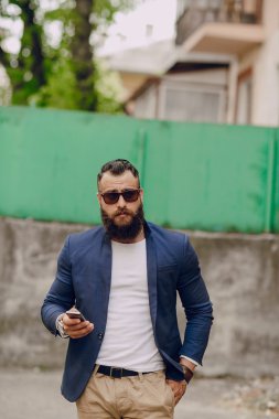 bir milyoner gibi görünüyor yalnız sakallı adam