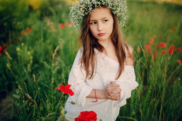 Linda menina posando em uma coroa de saia de papoilas — Fotografia de Stock