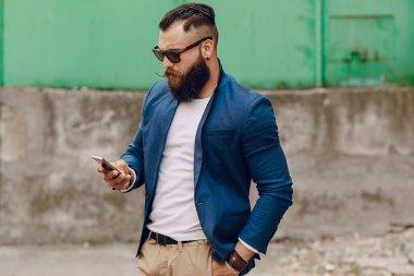 bir milyoner gibi görünüyor yalnız sakallı adam