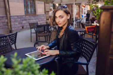 güzel kız becerikli alet hoşlanır